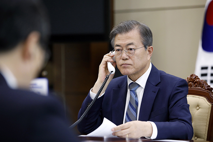 문재인 대통령이 24일 아베 신조 일본총리와 오후 4시부터 40분간 전화 통화를 갖고 개최를 ‘2018 남북정상회담’과 북미정상회담 등 최근 한반도 정세변화에 대해 논의했다. 청와대