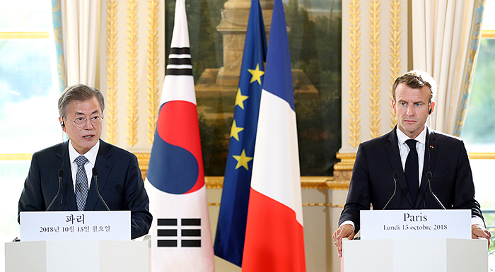 문재인 대통령(왼쪽)과 에마뉘엘 마크롱 프랑스 대통령이 15일 파리 엘리제궁에서 정상회담 후 공동기자회견을 갖고 있다.