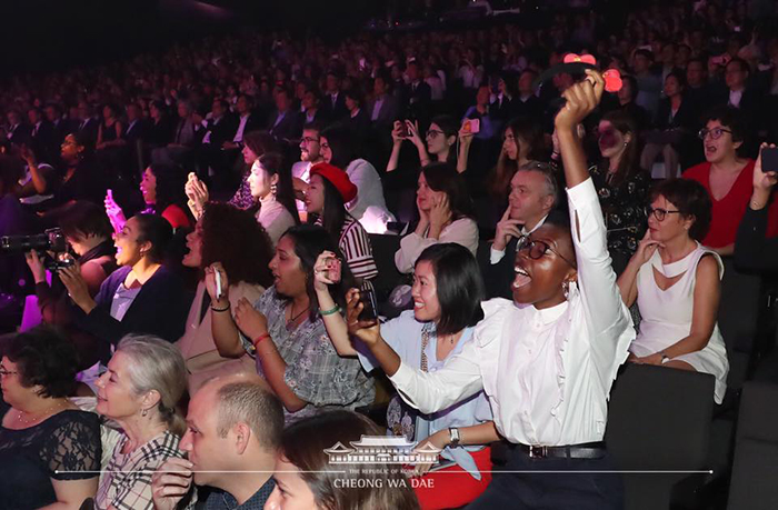 Les spectateurs profitent du Concert de l'amitié franco-coréenne le dimanche 14 octobre 2018, au théâtre Le 13ème Art à Paris.