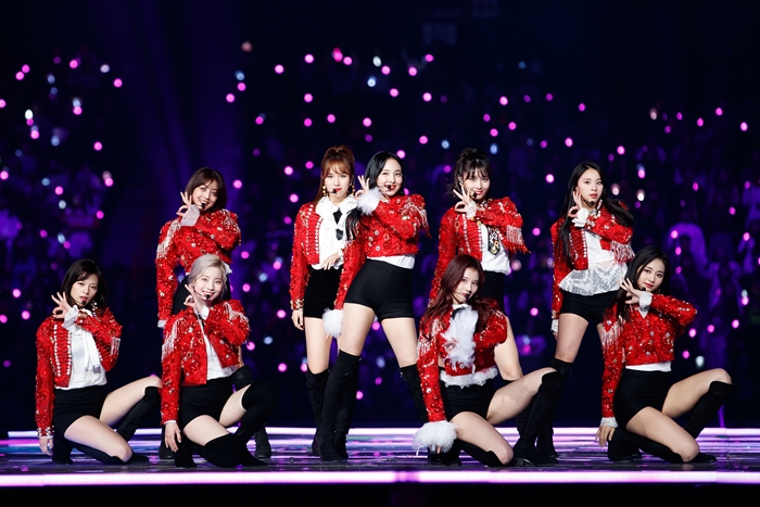 ‘2018 MAMA FANS CHOICE in JAPAN’ 무대가 12일 일본 사이타마 슈퍼 아레나에서 열린 가운데 걸그룹 트와이스가 공연을 펼치고 있다.