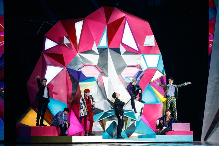 방탄소년단이 지난 14일 홍콩 아시아월드 엑스포 아레나에서 열린 ‘2018 MAMA in HONG KONG’ 본식에서 퍼포먼스를 선보이고 있다.
