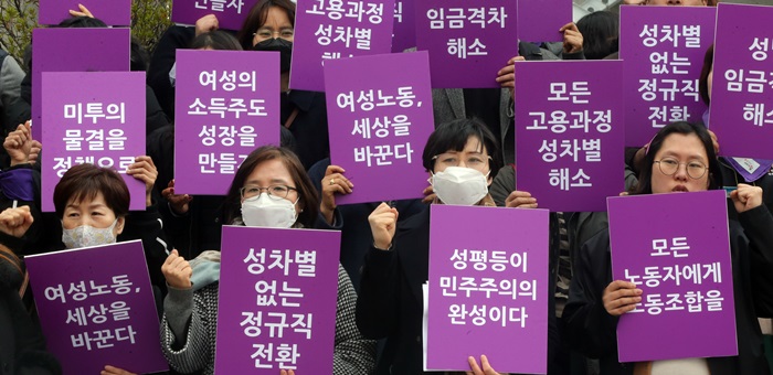 ‘세계 여성의 날’을 하루 앞둔 7일 대전 지역 여성·시민단체들이 대전시청 앞에서 기자회견을 갖고 여성의 권리 보장을 촉구하고 있다. 연합뉴스