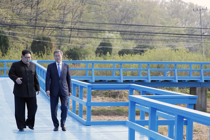 Lors du sommet du 27 avril en 2018, le président Moon Jae-in et le dirigeant nord-coréen Kim Jong Un se promènent dans la JSA. Ⓒ Yonhap News