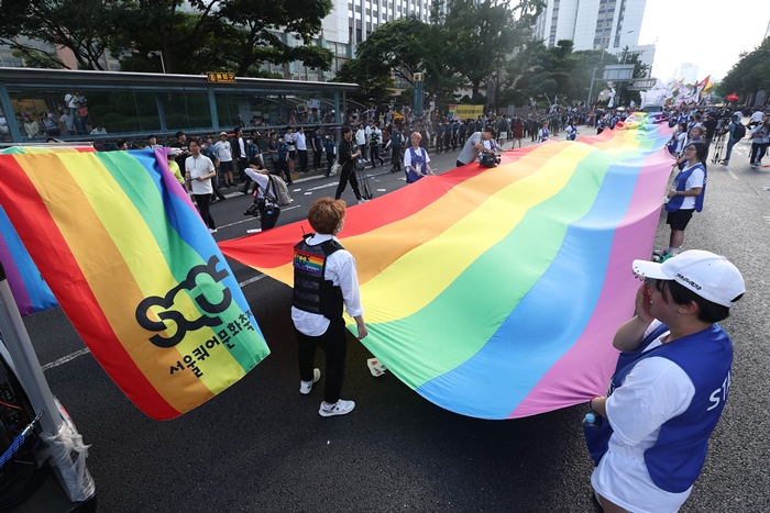 Les participants de « Seoul Queer Parade » marchent avec le drapeau arc-en-ciel à Séoul le 14 juillet 2018. Ⓒ Yonhap News