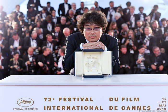 Le réalisateur sud-coréen Bong Joon-Ho pose avec sa Palme d'or à l'issue du 72e Festival de Cannes, pour son film « Parasite » le 25 mai 2019. Ⓒ Compte Facebook de Festival