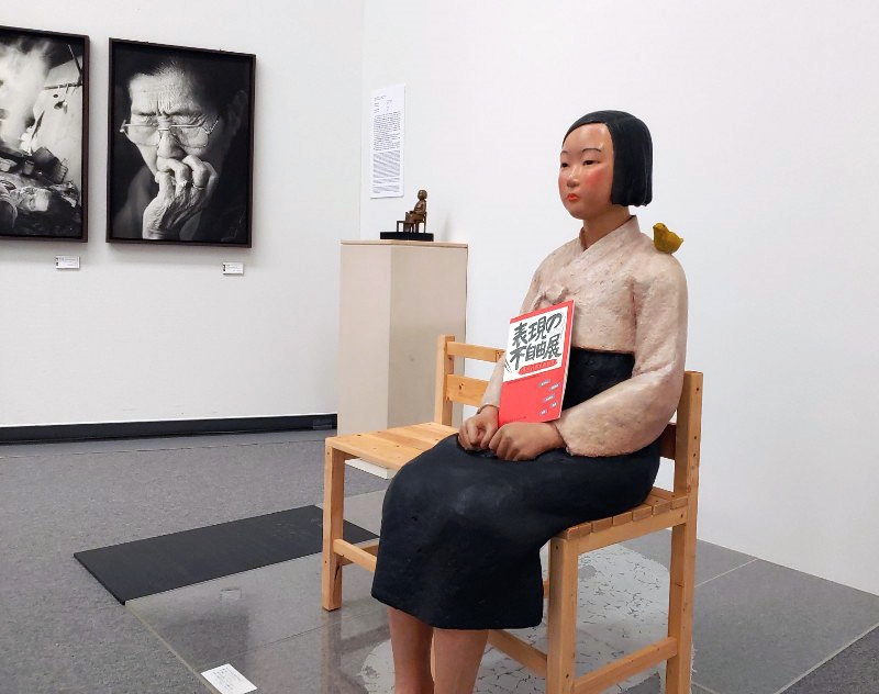 Une « Statue de fille » réalisée par deux artistes sud-coréens, Kim Un-seong et Kim Seo-gyeong, est exposée à la Triennale d'Aichi, au Japon, le jeudi 1er août 2019. Elle contient un pamphlet pour une section du festival artistique intitulé « Ce qui vient après le manque de liberté d'expression ». ⓒ Yonhap News