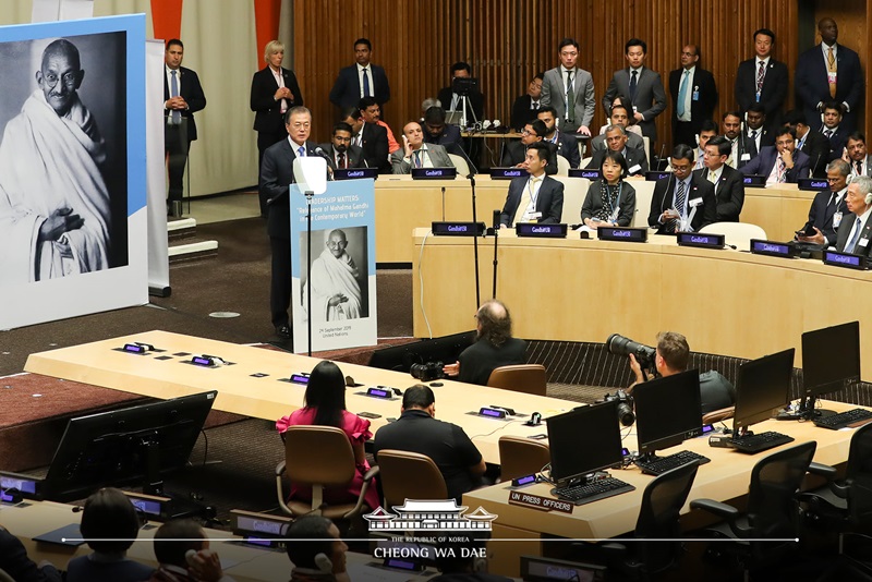 Le président Moon Jae-in prononce un discours à une cérémonie de commémoration du 150e anniversaire de la naissance de Mohandas Gandhi, le mardi 24 septembre 2019 (heure américaine), au siège des Nations unies à New York, aux Etats-Unis. ⓒ Cheong Wa Dae