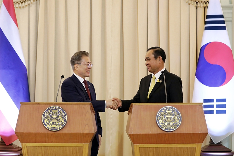 Le président Moon Jae-in (à gauche) et le Premier ministre thaïlandais Prayut Chan-o-cha tiennent une conférence de presse conjointe à Bangkok le 2 septembre, à l'issue de leur sommet bilatéral.