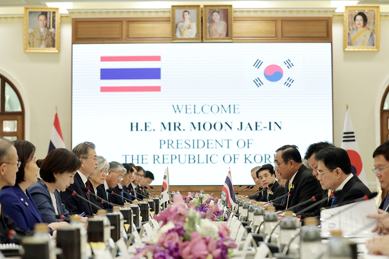 Sommet entre la Corée du Sud et la Thaïlande le mois dernier en présence du Premier ministre thaïlandais Prayut Chan-o-cha et du président sud-coréen Moon Jae-in.