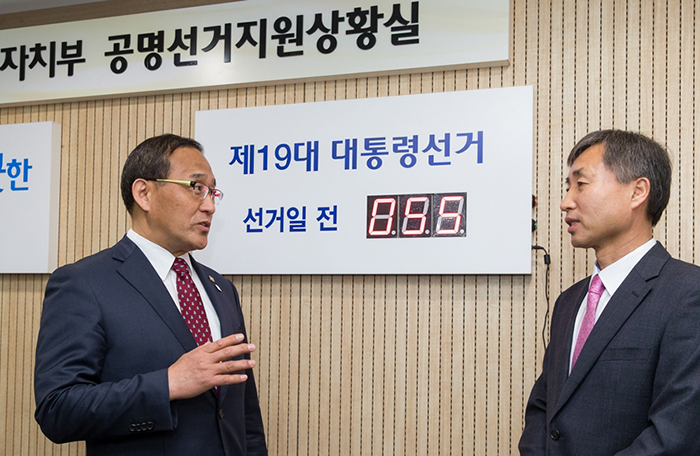홍윤식 행정자치부 장관(왼쪽)이 15일 ‘제19대 대통령 공명선거 지원상황실’ 개소식에 참석해 조현기 지원상황실장과 이야기를 나누고 있다.