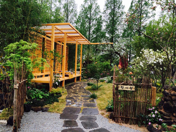 Le « Korean Poetry Garden of Poems » a été conçu par Yun Ji-dong et révèle son interprétation de certains « aspects de la Corée » dans sa conception du jardin. Son jardin a gagné le premier prix au « 2016 Korea Garden Show » et est exposé au festival annuel international d’horticulture de Goyang.