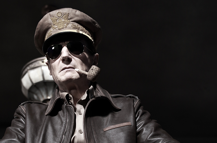 Liam Neeson a endossé le rôle du général Douglas MacArthur dans le nouveau film « Operation Chromite ». L'acteur a déclaré que, pour se préparer à ce rôle, il a lu beaucoup de livres et visionné un grand nombre de documentaires sur le chef militaire, en allant même jusqu'à étudier son accent et sa façon de parler.
