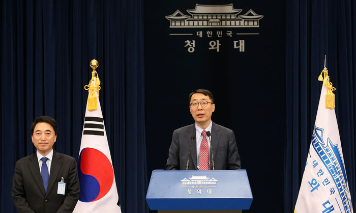 윤영찬 국민소통수석비서관이 16일 청와대 춘추관 대브리핑실에서 박수현 청와대 신임 대변인을 소개하고 있다.