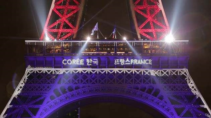 "Corée et France" est projeté sur la façade de Tour Eiffel. (Photo Hélène Casado)