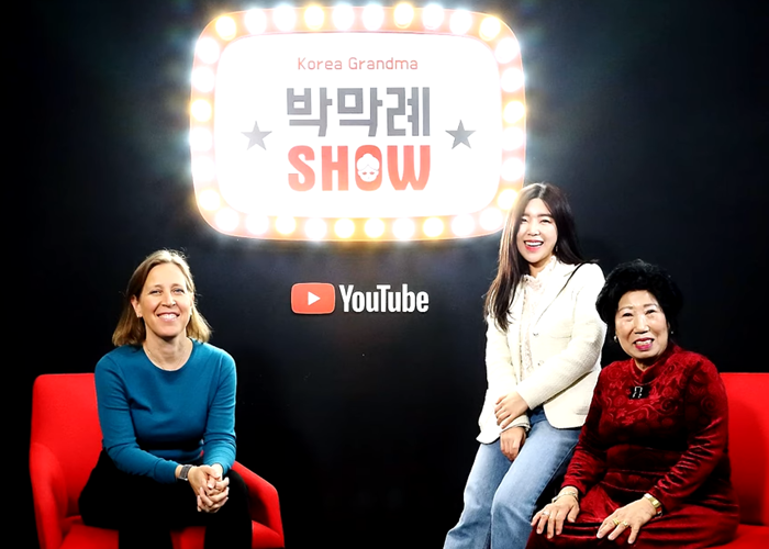 La célèbre youtubeuse coréenne « Grand-mère Park Mak-rye (박막례 할머니)» poste le 21 avril une vidéo sur sa rencontre avec la PDG de YouTube, Susan Wojcicki (à gauche). Le 23 avril, la vidéo a dépassé 365 000 de vues avec plus de 20 000 « J'aime ». (photo Capture d’écran de la chaîne YouTube de 박막례 할머니 Korea Grandma)