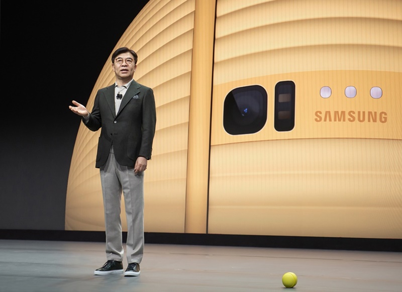 ▲ Kim Hyun-suk, président et chef de la division appareils électroniques grand public de Samsung, présente le nouveau « dispositif d'interaction » de l'entreprise, Ballie, le 7 janvier 2020, un jour avant l'ouverture du Consumer Electronics Show (CES) à Las Vegas. ⓒ Samsung Electronics
