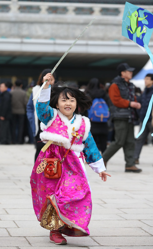Dans le musée national folklorique de Corée, une enfant portant le hanbok, le vêtement traditionnel coréen, lance des cerfs-volants. ⓒ Korea.net DB
