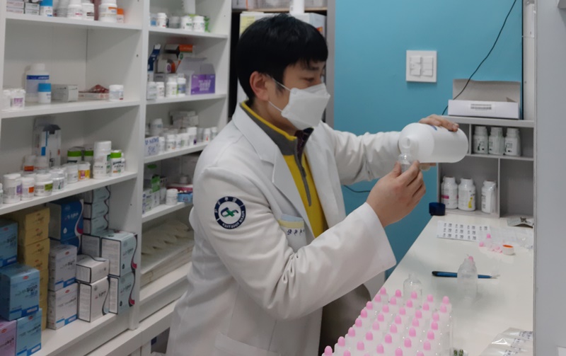 Depuis le 2 février, le pharmacien Suh Ik-hwan du district de Seo-gu de Gwangju fabrique et distribue gratuitement des désinfectants pour les mains dans sa pharmacie. ⓒ Suh Ik-hwan