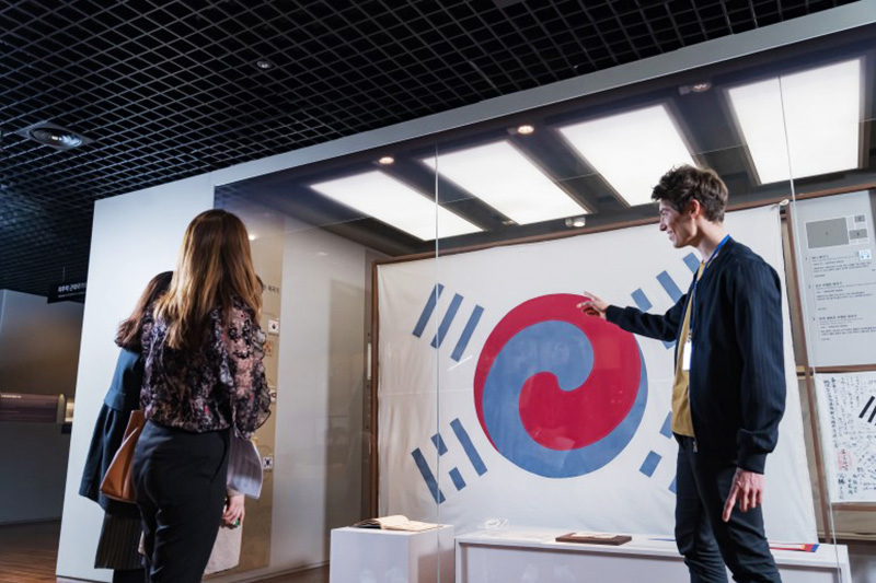 Depuis l'année dernière, Fabien Yoon accompagne des visiteurs au Musée national d'histoire contemporaine coréenne à Séoul, en leur donnant des clés de compréhension nécessaires à une bonne analyse de l'exposition. ⓒ Musée national d'histoire contemporaine coréenne
