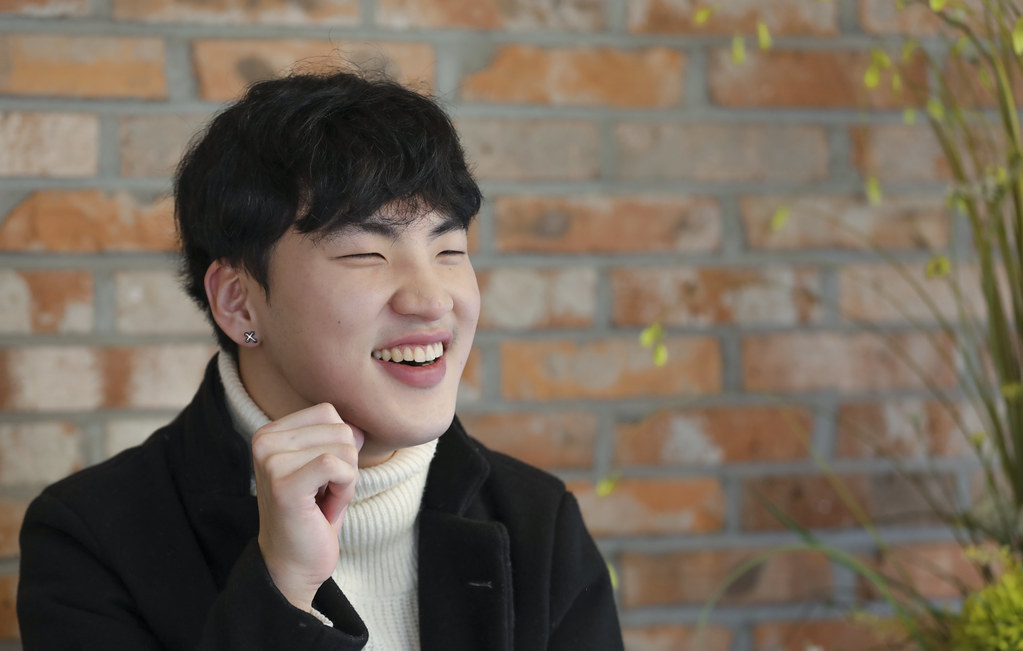 Le mannequin en fauteuil roulant Kim Jong-wook a déclaré qu'il était devenu une personne plus positive en réalisant son rêve de mannequin. Ⓒ Choi Taesoon / Korea.net 