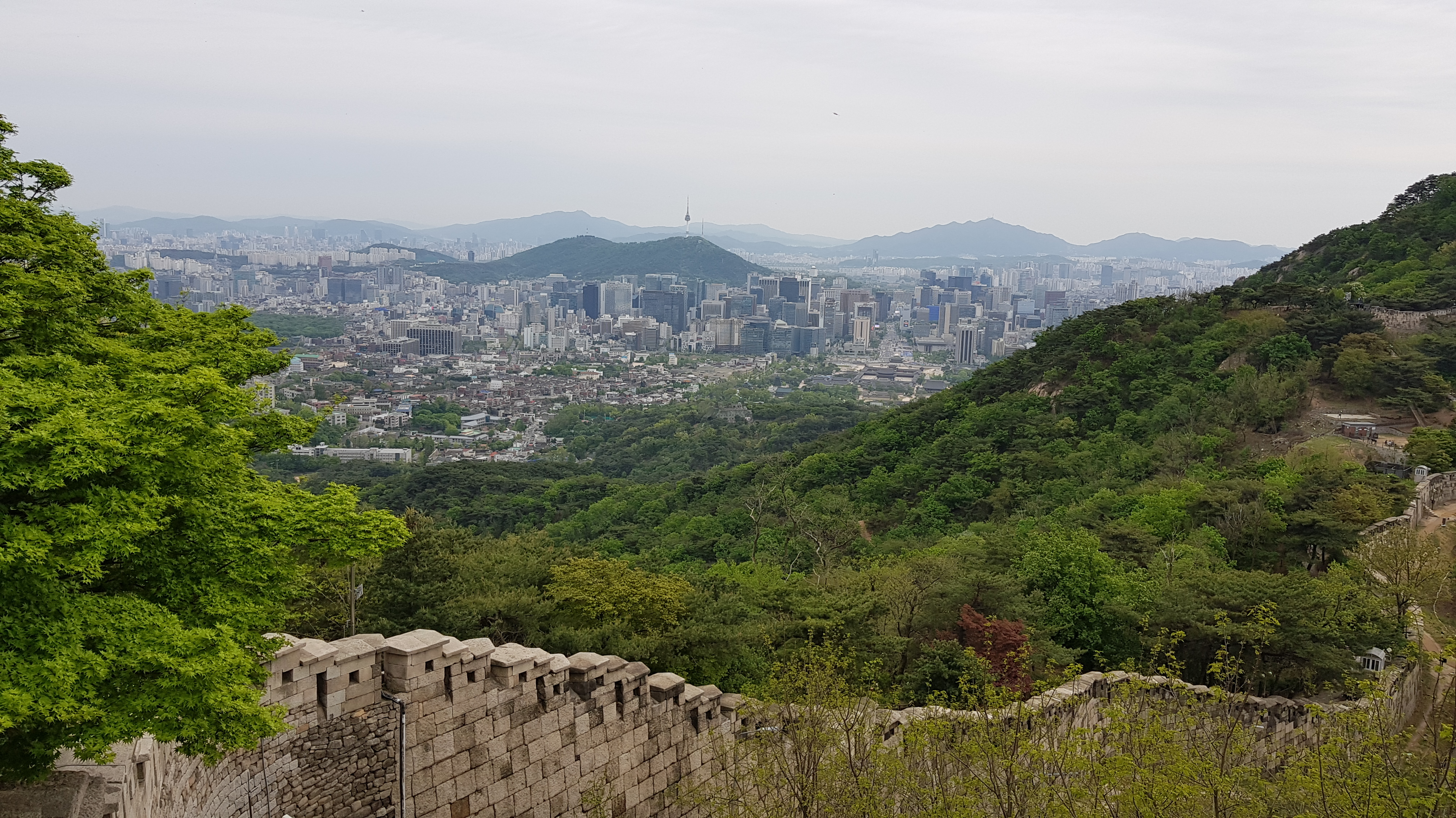 Voici une vue de Séoul depuis le sentier de la montagne Baegak de Hanyangdoseong. Ⓒ Kim Hyelin / Korea.net