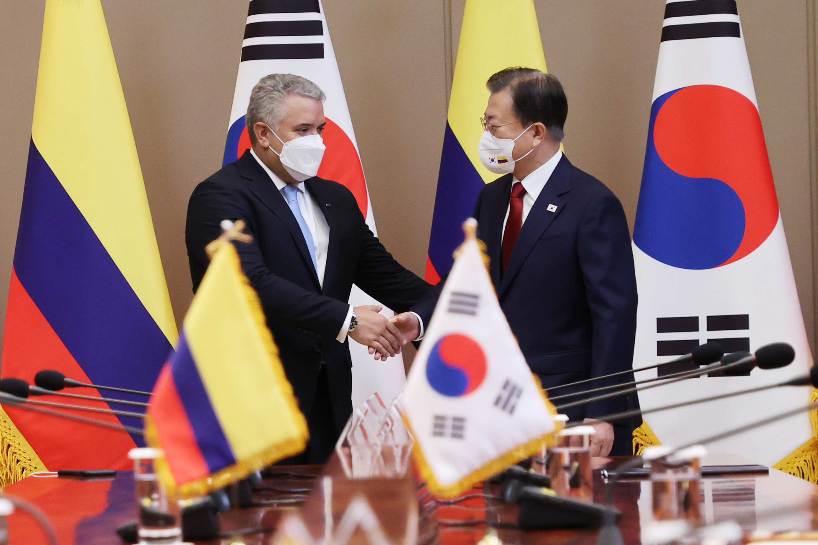 Le président Moon Jae-in échange une poignée de main avec le président colombien Iván Duque à Cheong Wa Dae, le 25 août 2021. ⓒ Yonhap News