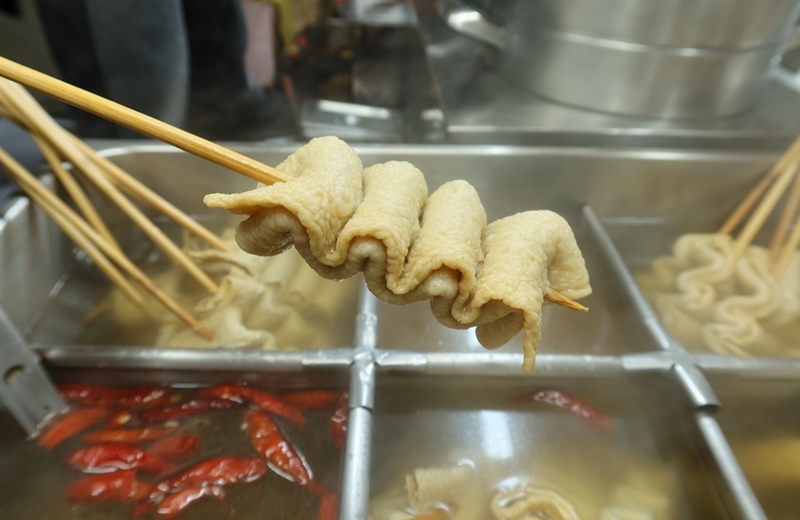 L'eomuk (gâteau de poisson) moelleux et sa soupe chaude réchauffent rapidement les gens en hiver. ⓒ Kim Yeojin / Korea.net