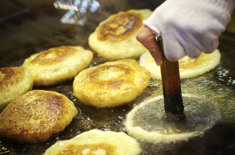 Le hotteok est une crêpe sucrée à base de pâte de riz glutineux remplie de sucre brun et pressée à plat sur une plaque de fer huilée. ⓒ iclickart (L'utilisation non autorisée de cette photo est strictement interdite par la loi sur le droit d'auteur)