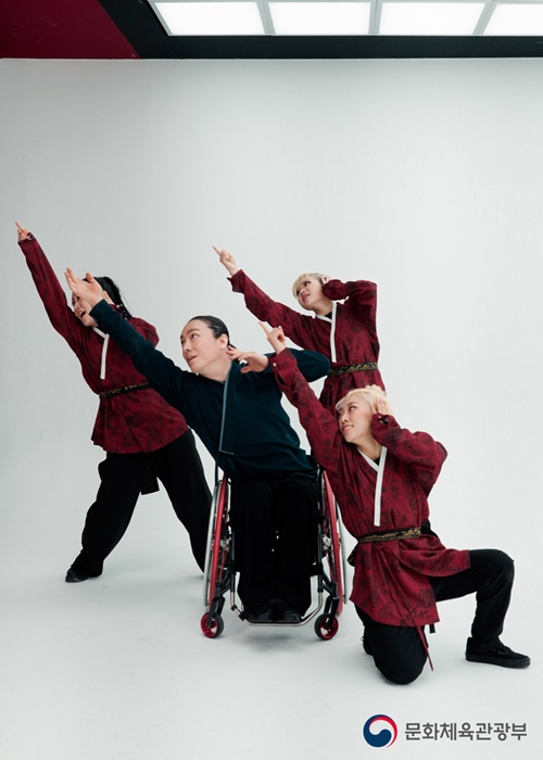 Le danseur handicapé Kim Yong Woo (au centre) et la troupe de danse sud-coréenne Mis Molly lors du tournage du clip. ⓒ Ministère de la Culture, des Sports et du Tourisme