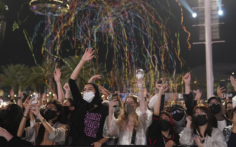 Le 3 mars, la Korea Foundation (KF) a déclaré dans un rapport intitulé « Global Hallyu Status » que le nombre de fans de Hallyu dans le monde atteignait 156,6 millions à la fin de l'année dernière dans 116 pays. Sur la photo, le public applaudit le concert de K-pop qui s'est tenu au Jubilee Park à Dubaï, aux Émirats arabes unis. ⓒ Yonhap News