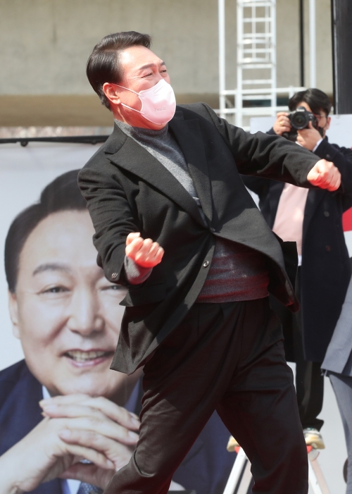 Le 8 mars, Yoon Suk-yeol pose pour une photo avec son uppercut emblématique, lors de sa campagne électorale à Busan.