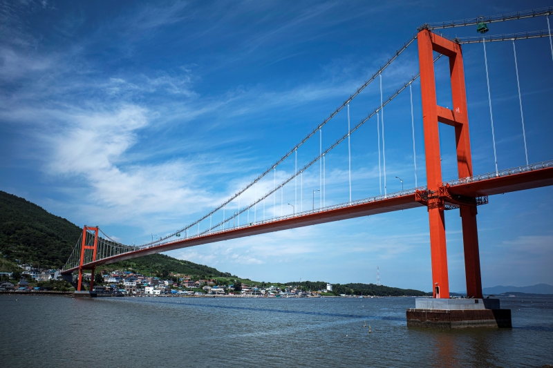 Reliant les comtés de Hadong et Namhae dans la province de Gyeongsang du Sud, le pont de Namhae est le plus long pont suspendu de Corée. ⓒ Bureau du comté de Namhae