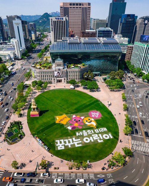 Le 3 mai, deux jours avant le Jour des enfants, les dessin de « Pinkfong » et « Bébé requin » sont également installés avec la phrase « Futur de Séoul, enfants rêveurs » pour marquer le centenaire du Jour des enfants au Seoul Plaza en face de l'hôtel de ville de Séoul dans le district Jung-gu de la capitale. © Compte Facebook de la municipalité de Séoul La Dongdaemun Design Plaza, dans le district Jung-gu de Séoul, présente un ours en forme de ballon à grande échelle. © Fondation du design de Séoul
