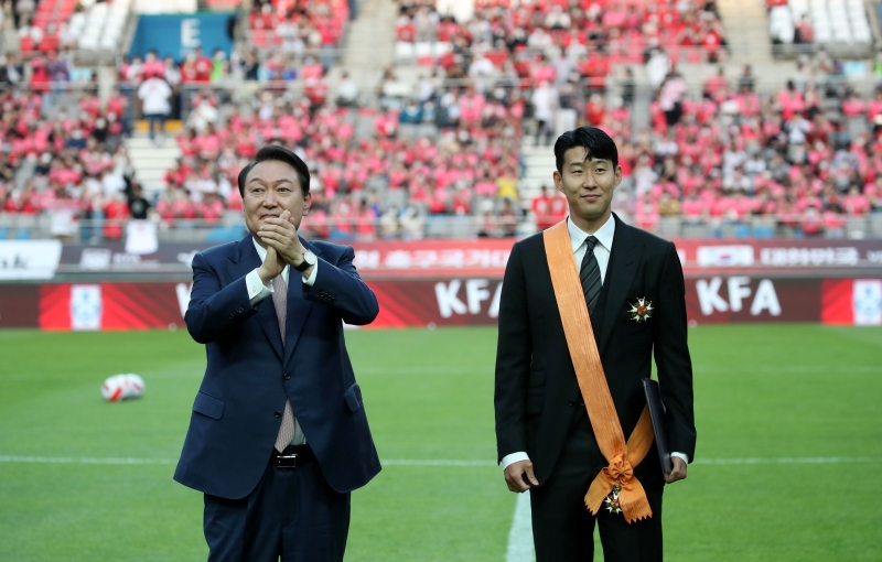 Le président Yoon Suk Yeol applaudit après avoir remis la médaille Cheongnyong à Son Heung-min de l'équipe de Tottenham Hotspur, au stade de la Coupe du monde de Séoul, dans le district Mapo de la ville, où se déroulait un match amical entre l'équipe nationale de football et le Brésil.