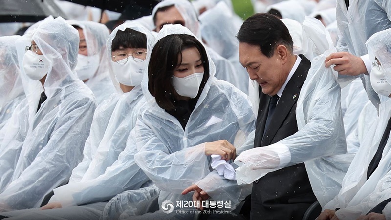 La Première dame Kim Keon Hee essuie les vêtements du Président Yoon Suk Yeol lors de la cérémonie du 67ème jour du Souvenir au cimetière national de Séoul, dans le district de Dongjak de la capitale le 6 juin 2022. ⓒ Bureau du 20e Président