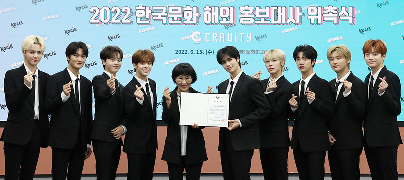 La directrice du Service coréen de la culture et de l'information (KOCIS), Park Myeongsun (sixième à partir de la droite), pose pour une photo avec CRAVITY au centre KOCIS dans le district de Jung-gu de la capitale, le 15 juin 2022. ⓒ Jeon Han / Korea.net