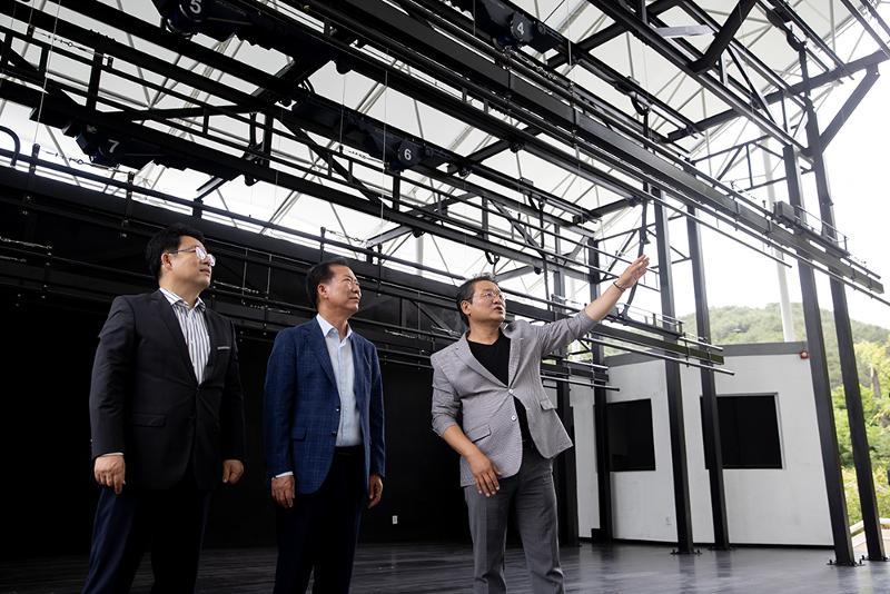 Gu In-mo (au centre), maire de Geochang procède à l'inspection des installations pour le KIFT. © Kim Sunjoo / Korea.net