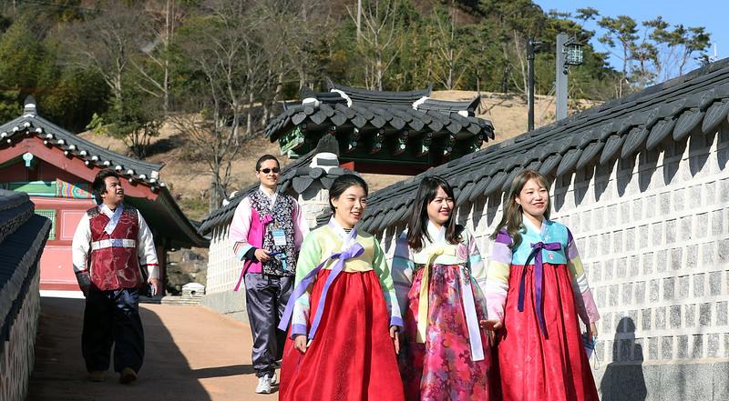 Des personnes marchent le long de Samdo Sugun Tongjeyeong, le quartier général des forces navales sous la dynastie Joseon (1392-1910) dans le quartier Munhwa de Tongyeong, dans la province de Gyeongsang du Sud. ⓒ Korea.net DB