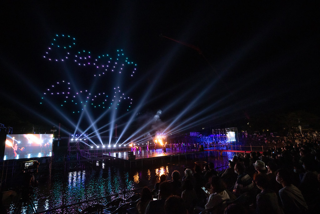 Des drones dans le ciel semblent former le slogan « Recommencer » pour la cérémonie d'ouverture du 32e festival international de théâtre de Geochang (KIFT), qui s'est tenu à Suseungdae, dans le canton de Wicheon du comté de Geochang, dans la province de Gyeongsang du Sud. 