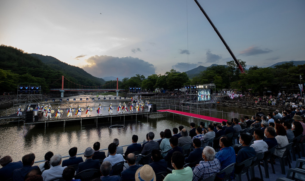 Un spectacle de pungmul (musique folklorique traditionnelle) se déroule avant la cérémonie d’ouverture au Suseungdae dans le comté de Geochang, province de Gyeongsang du Sud, le 22 juillet 2022. 