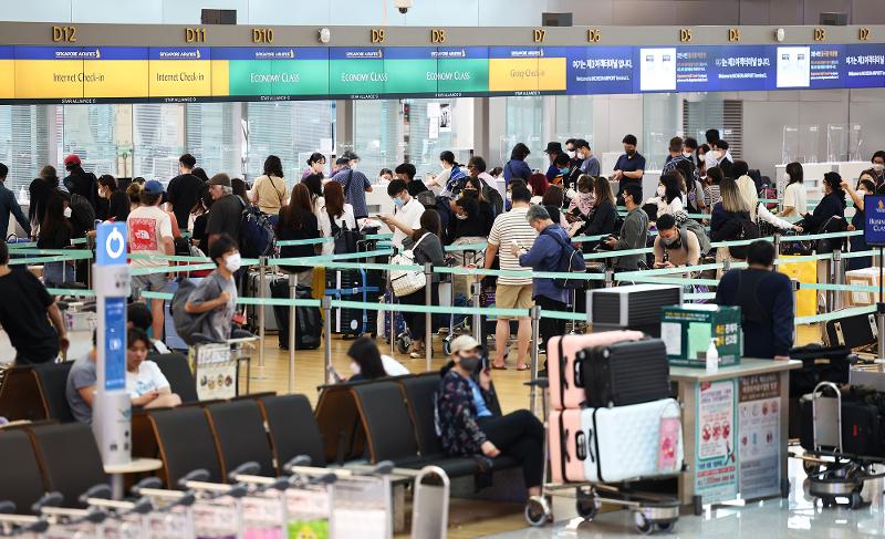 Les voyageurs au Terminal 1 de l'aéroport international d'Incheon. © Yonhap News