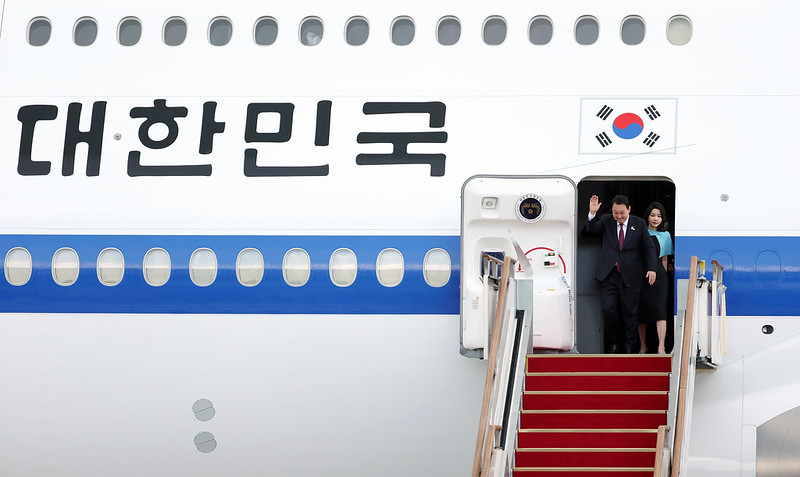 Le président Yoon Suk Yeol et la Première dame Kim Keon Hee arrivent le 1er juillet à la base aérienne de Séoul à Seongnam, dans la province de Gyeonggi, après un voyage de cinq jours à Madrid, en Espagne. Ⓒ Korea.net DB