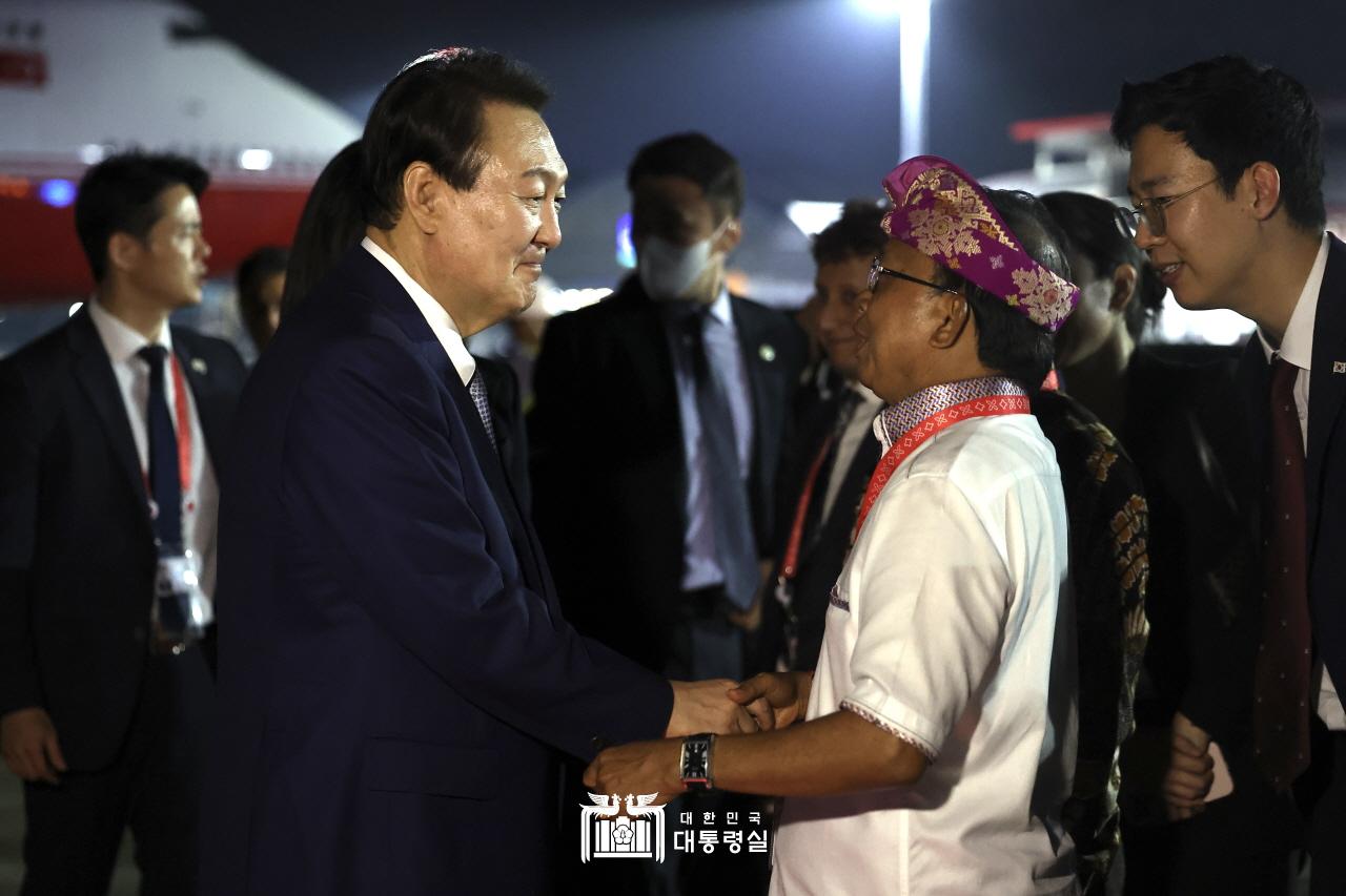 Le président Yoon Suk Yeol est accueilli par la délégation indonésienne avant de prendre son vol de retour à l'aéroport international Ngurah Rai de Bali, en Indonésie, le 15 novembre 2022. 