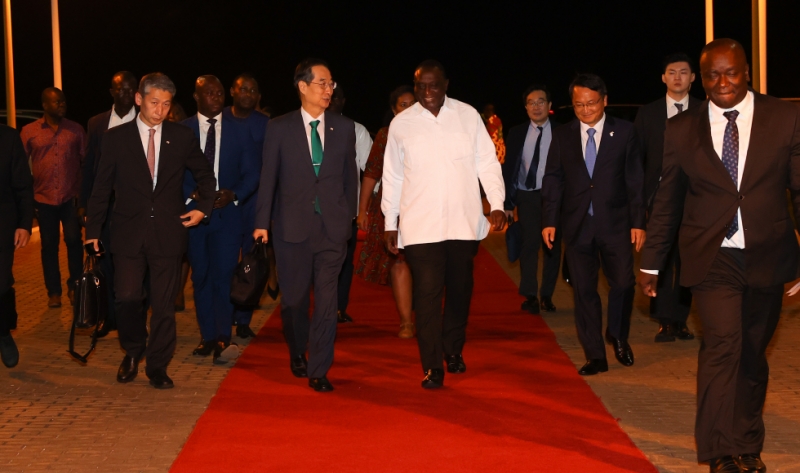 Le Premier ministre Han Duck-soo, le 1er décembre, marche avec des fonctionnaires ghanéens chargés de l'accueillir après son arrivée à l'aéroport international de Kotoka à Accra, au Ghana. ⓒ Secrétariat du Premier ministre