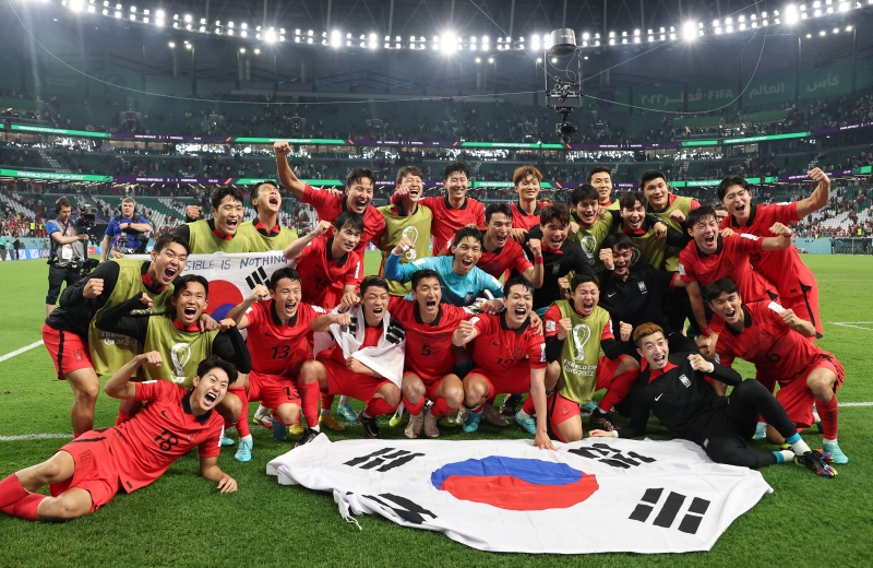 L'équipe nationale de football pose pour une photo après sa victoire 2-1 face au Portugal lors du dernier match du groupe H de la Coupe du monde de la FIFA au stade Education City d'Al Rayyan, au Qatar, le 2 décembre, permettant à la Corée de se qualifier pour les huitièmes. 