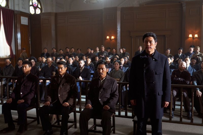 Cette scène de « Hero » montre Ahn Jung-geun et d'autres militants indépendantistes en train d'être jugés par un tribunal japonais. ⓒ CJ ENM 