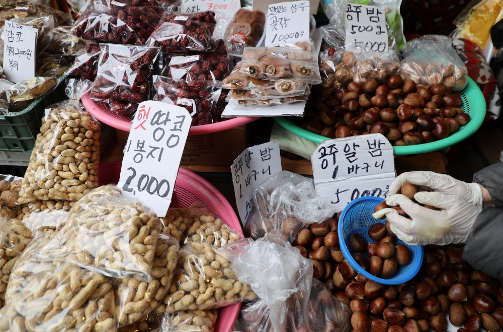  L’une des coutumes principales est de manger des fruits à coque tels que des châtaignes, des noix ou des pignons de pin. Les Coréens appellent cette activité « nettoyage de bureom », le mot coréen bureom étant un homonyme pour « furoncle ».