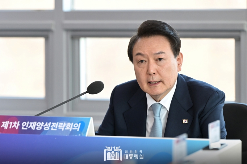 Le président Yoon Suk Yeol préside la réunion stratégique inaugurale pour la promotion des ressources humaines, qui s'est tenue le 1er février à l'Institut national de technologie de Kumoh à Gumi, dans la province de Gyeongsang du Nord. ⓒ Bureau du Président 