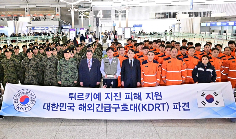 L'équipe de secours KDRT pose pour une photo à l'aéroport international d'Incheon le 7 février 2023 avant de s'envoler pour la Turquie. 