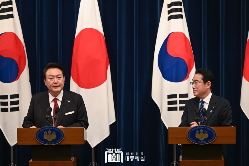 Le président Yoon Suk Yeol (à gauche) et le Premier ministre japonais Fumio Kishida donnent une conférence de presse conjointe après leur sommet à la résidence de ce dernier à Tokyo, le 16 mars 2023. Le président Yoon a déclaré qu'« avec l'annonce de la solution au travail forcé par le gouvernement coréen, les bases ont été jetées pour discuter sérieusement de l'orientation future du développement ». 